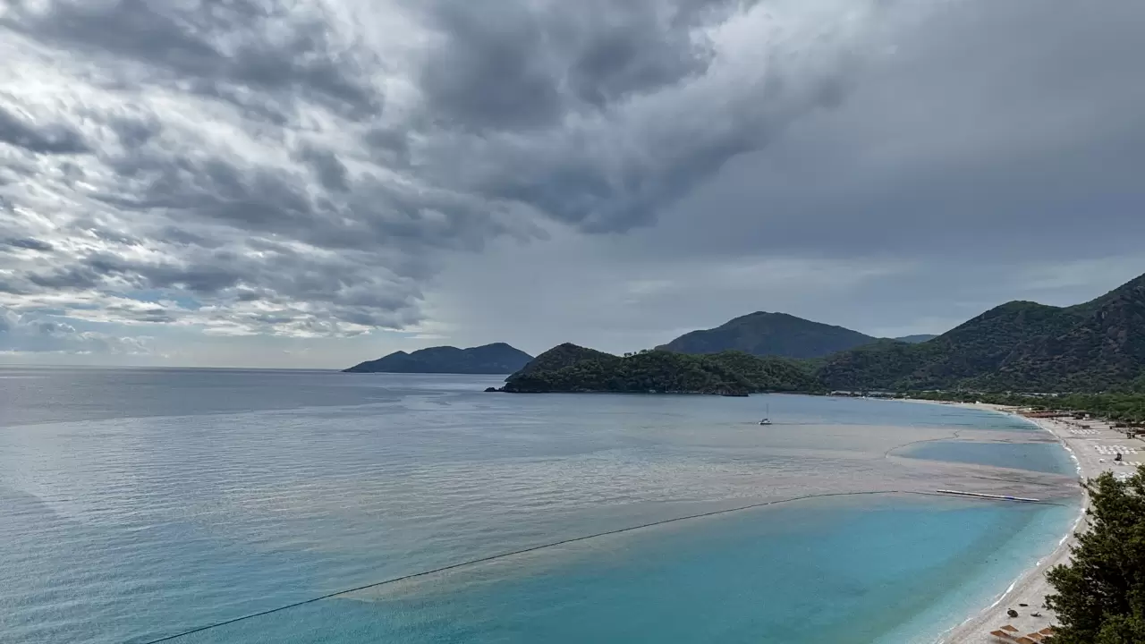 Sağanak Ölüdeniz’in rengini değiştirdi 4