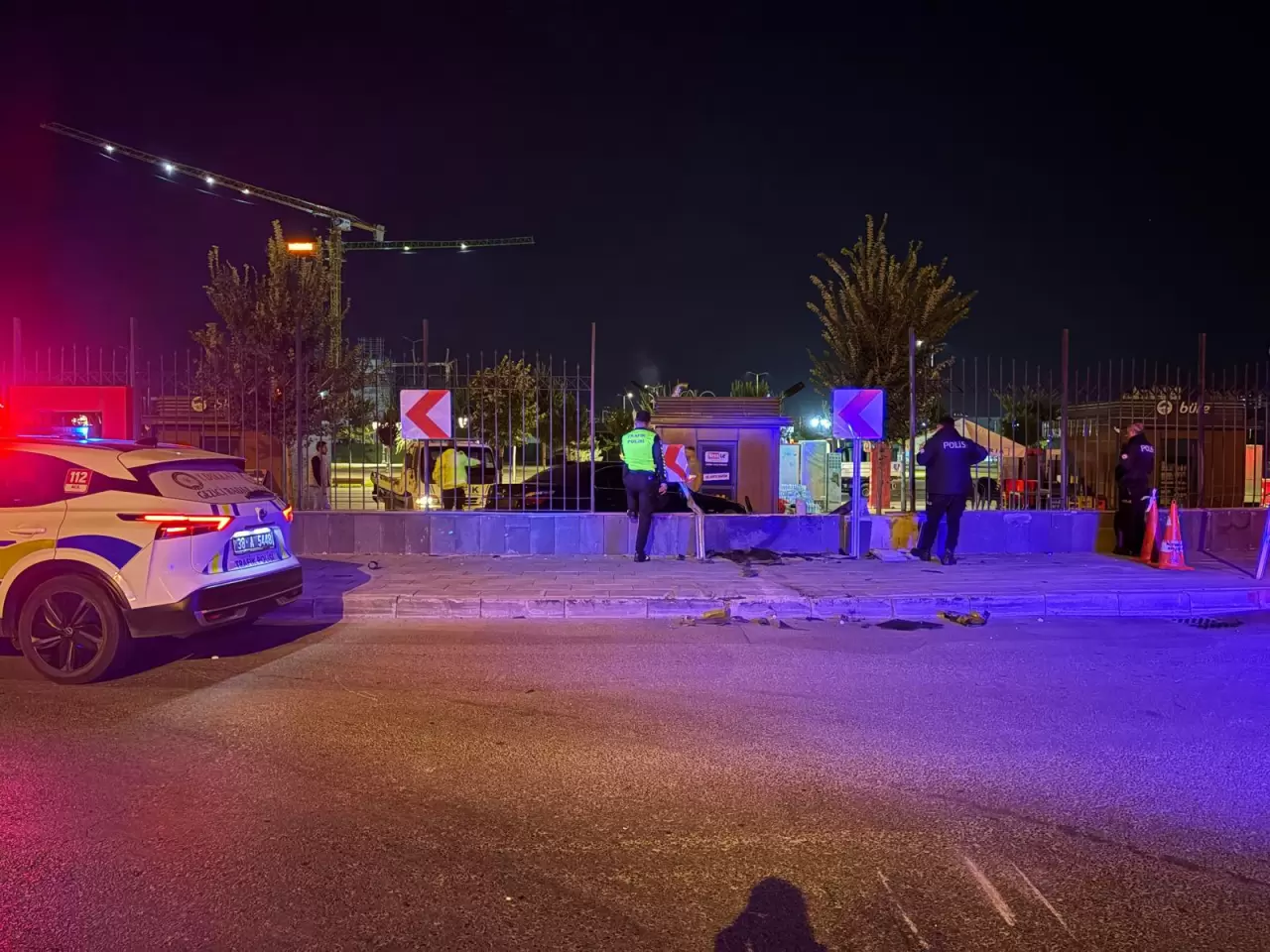 1.14 promil alkollü sürücü kaldırıma çarpıp havalandı, otomobil duvarı aşıp millet bahçesine düştü! 2
