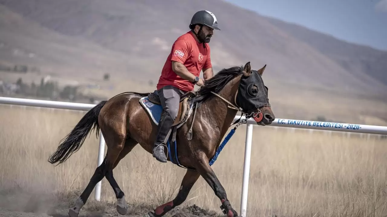 Rahvan atlar Erzurum’da piste çıktı! 20 ilden 120 sporcu yarıştı 4