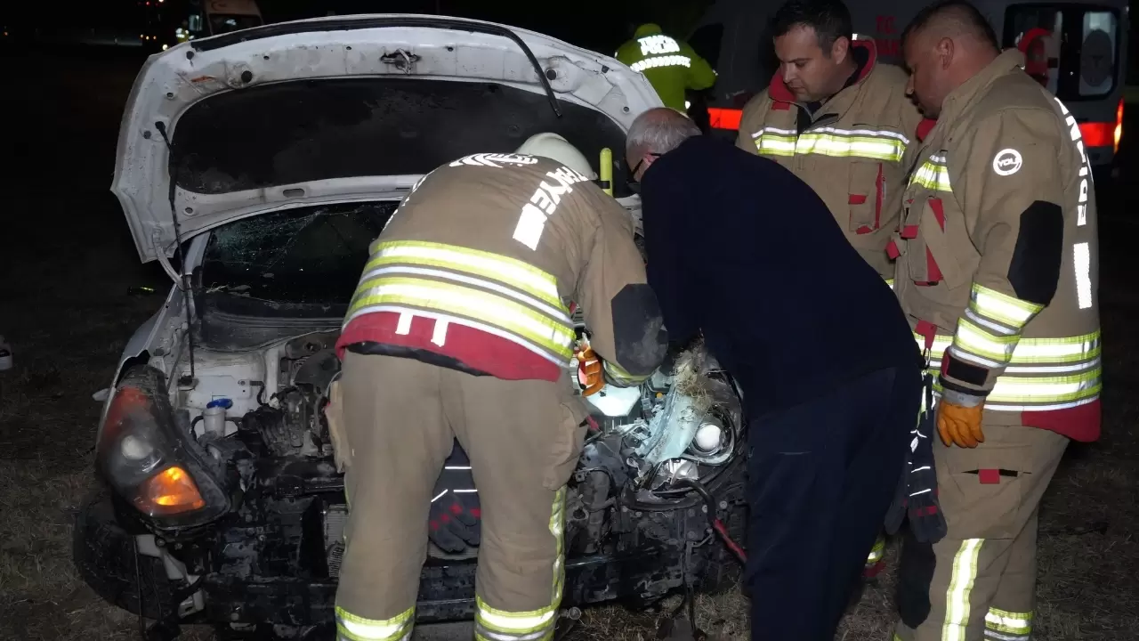 Edirne’de otomobil orta refüje devrildi 4