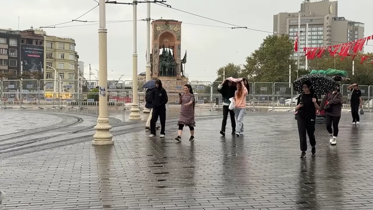 Ani basan sağanak yağmur Taksim Meydanı'nı vurdu, vatandaşlar hazırlıksız yakalandı! 3