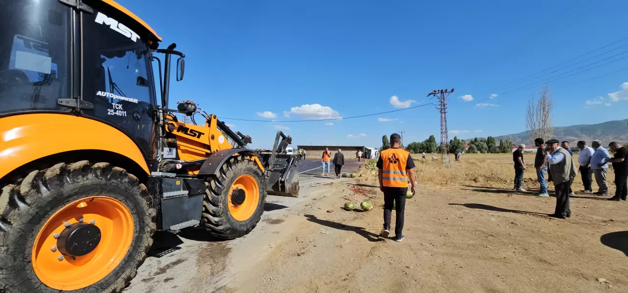 Yüklü tır devrildi! Yol bir anda karpuz tarlasına döndü 2