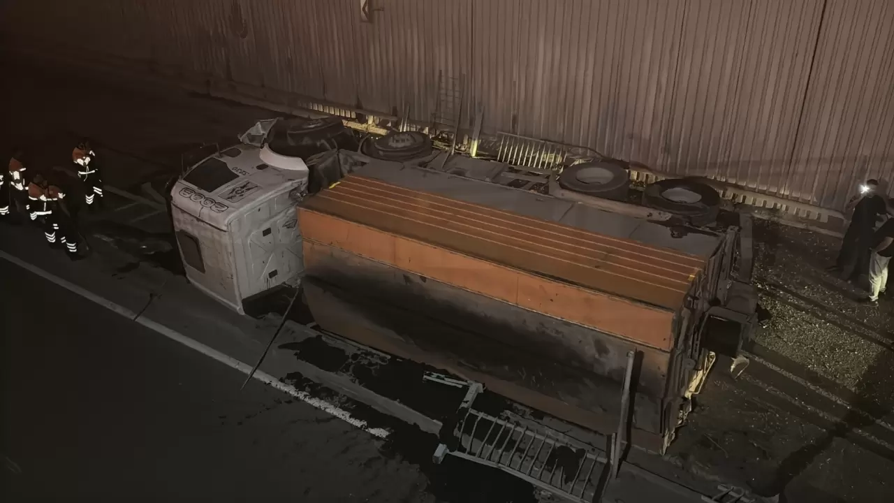 Virajı alamayan İBB asfalt kamyonu alt geçide uçtu, sürücü yaralandı! 8