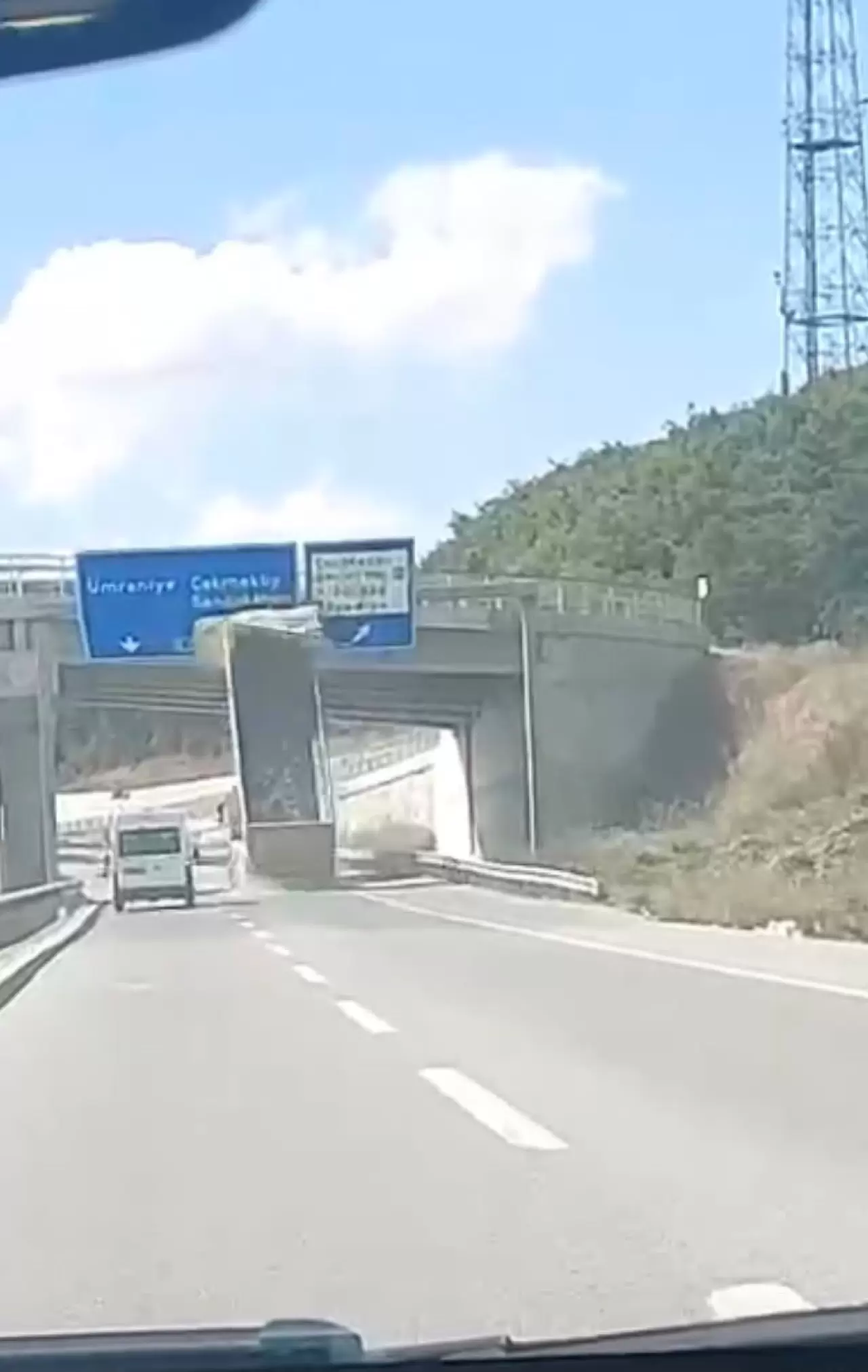 Açık kalan dorse üst geçide çarptı 4