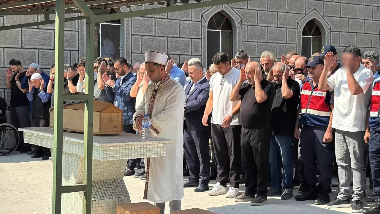 Umay bebeğin cenazesinde yürekleri dağlayan görüntü 2