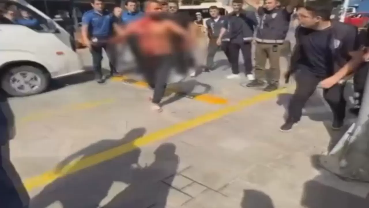Eşine kızıp Esenler’i birbirine kattı: Bıçakla kendine zarar verip polislere saldırdı 5