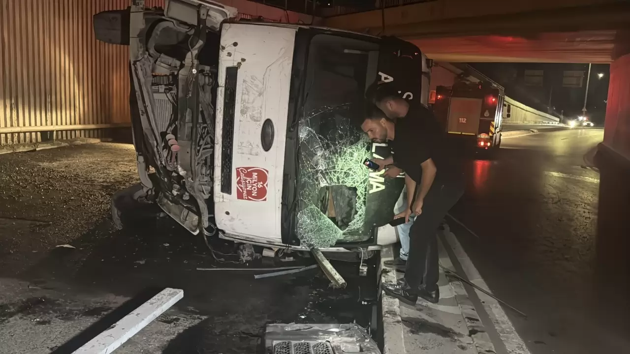 Virajı alamayan İBB asfalt kamyonu alt geçide uçtu, sürücü yaralandı! 3