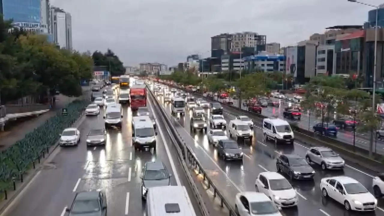 İstanbul’da yağmur trafiği vurdu 3