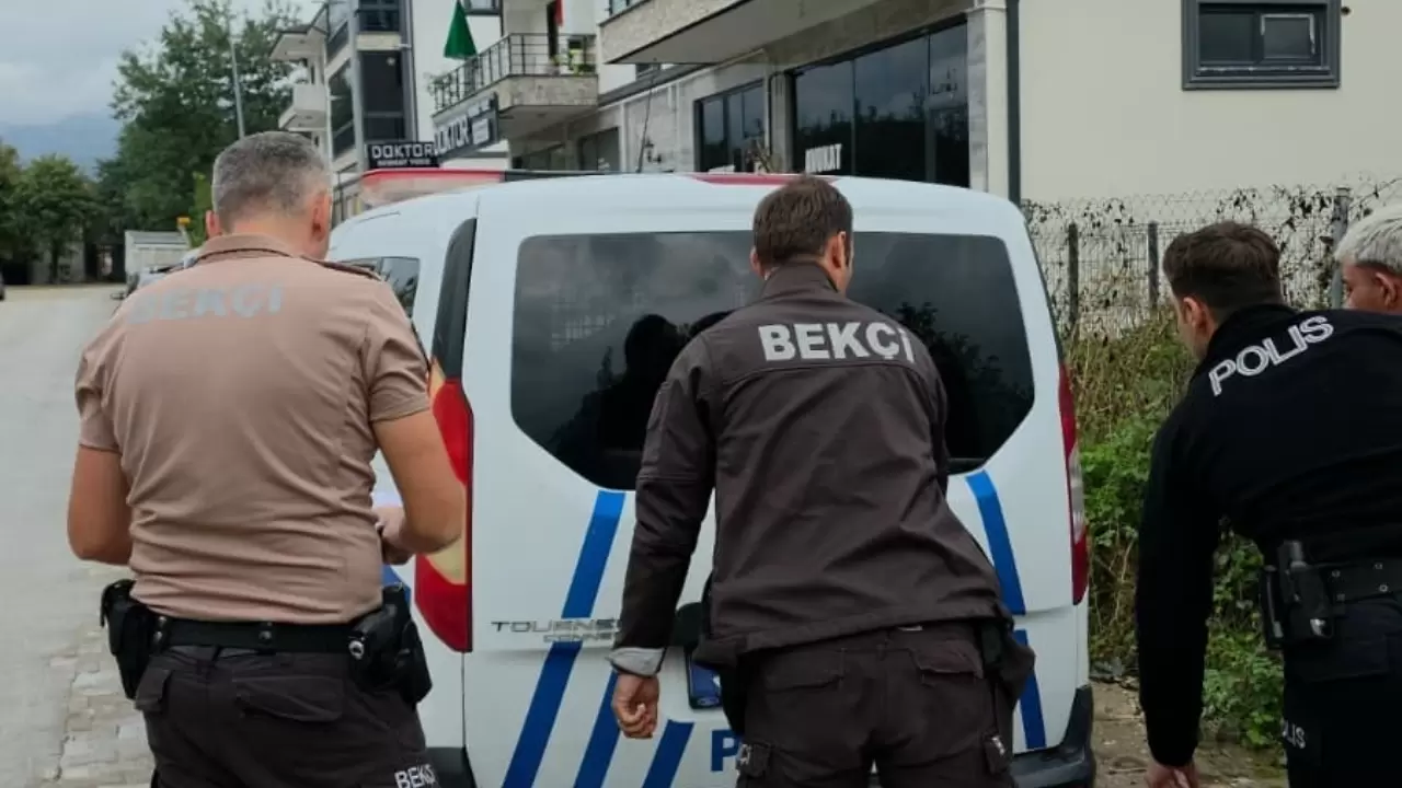 Akyazı'da ev soygunu şüphelisi 2 kişi tutuklandı! 3