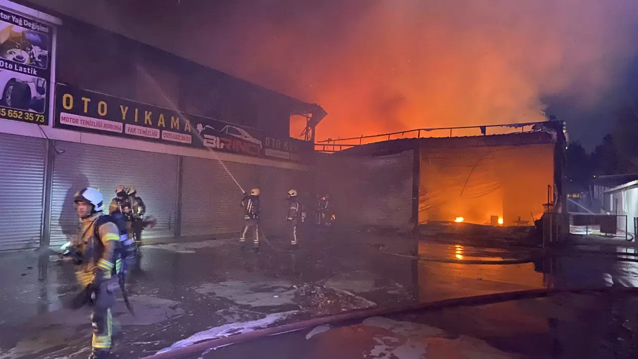Esenyurt’ta oto lastikçide çıkan yangın büyüdü 10