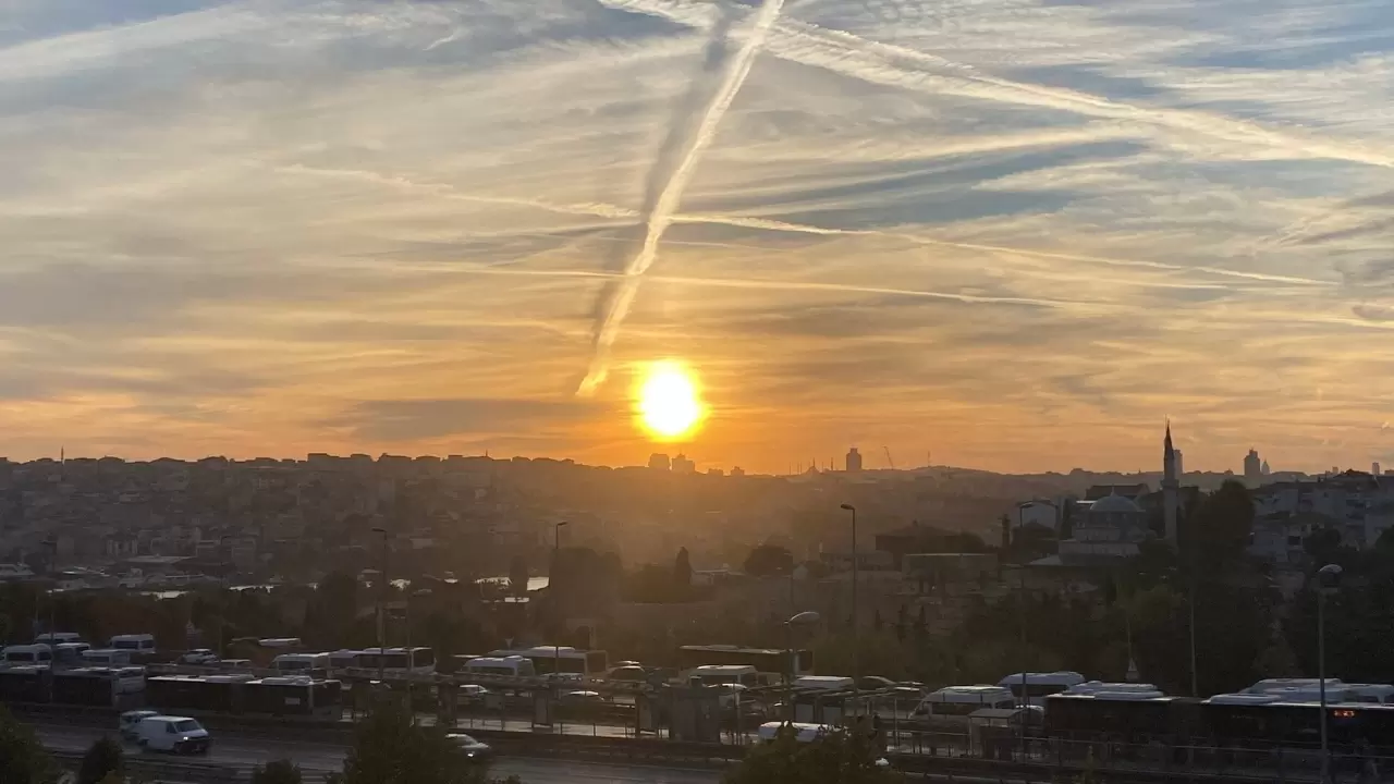 Kızılaya boyanan Avrupa Yakası'ndaki gün doğumu kartpostallık manzaralar oluşturdu! 5
