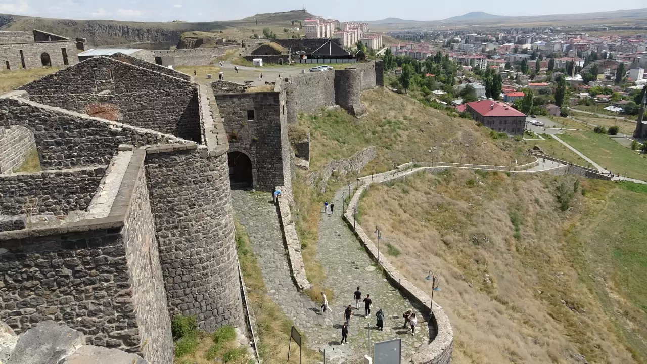Kars’taki 900 yıllık yapı görenleri hayran bırakıyor! 3