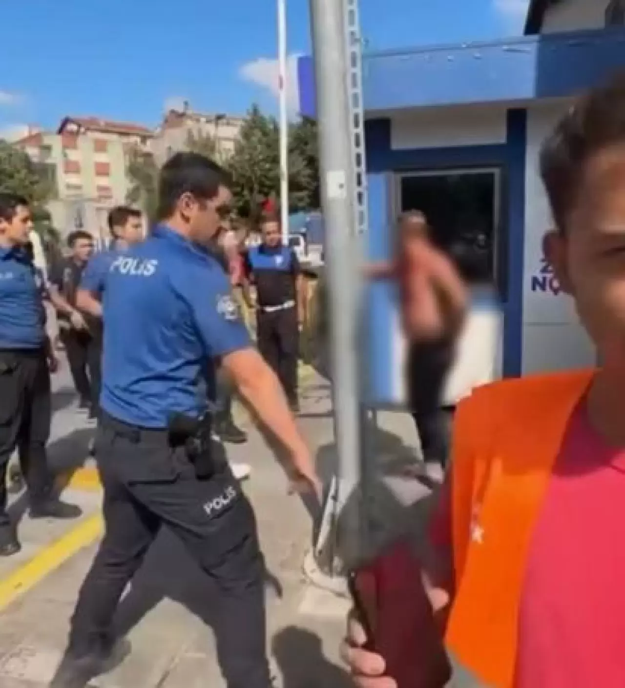 Eşine kızıp Esenler’i birbirine kattı: Bıçakla kendine zarar verip polislere saldırdı 3