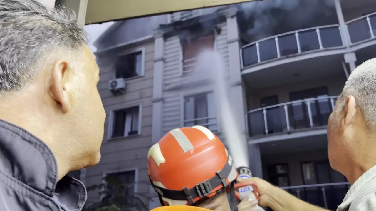 Iğdır'da alevler apartmanı sardı 3