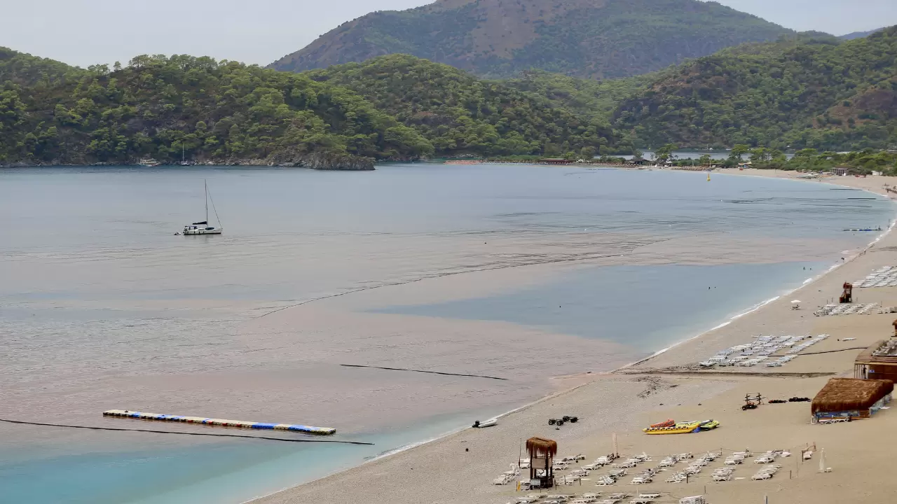 Sağanak Ölüdeniz’in rengini değiştirdi 1