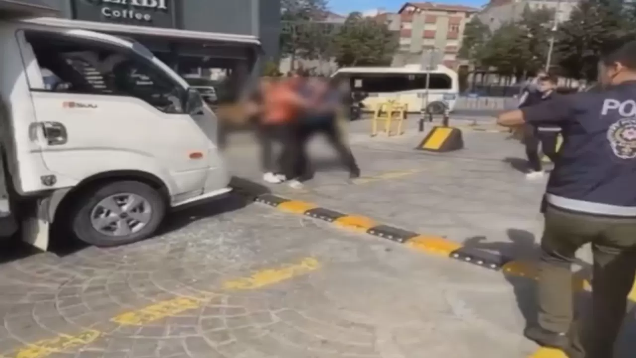 Eşine kızıp Esenler’i birbirine kattı: Bıçakla kendine zarar verip polislere saldırdı 4