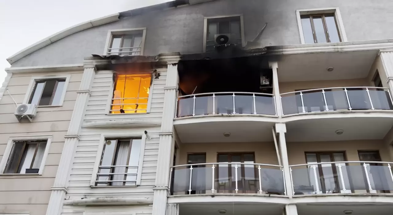 Iğdır'da alevler apartmanı sardı 4