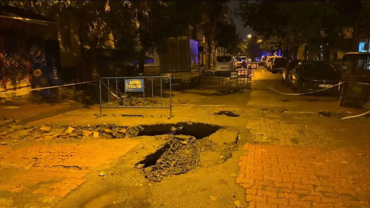 Fatih’te yağmur sonrası yol çöktü 5