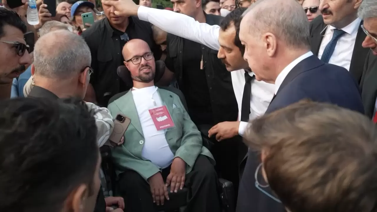 Cumhurbaşkanı Erdoğan engelli genci duygulandırdı 5