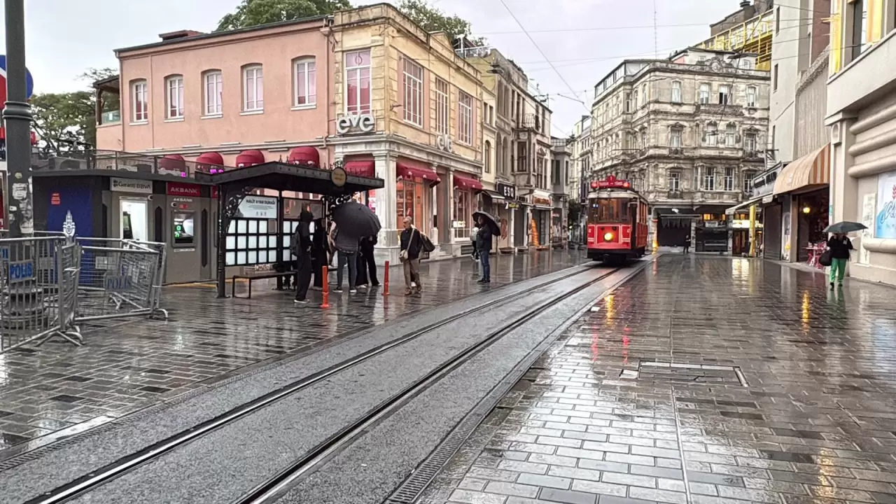 Ani basan sağanak yağmur Taksim Meydanı'nı vurdu, vatandaşlar hazırlıksız yakalandı! 4