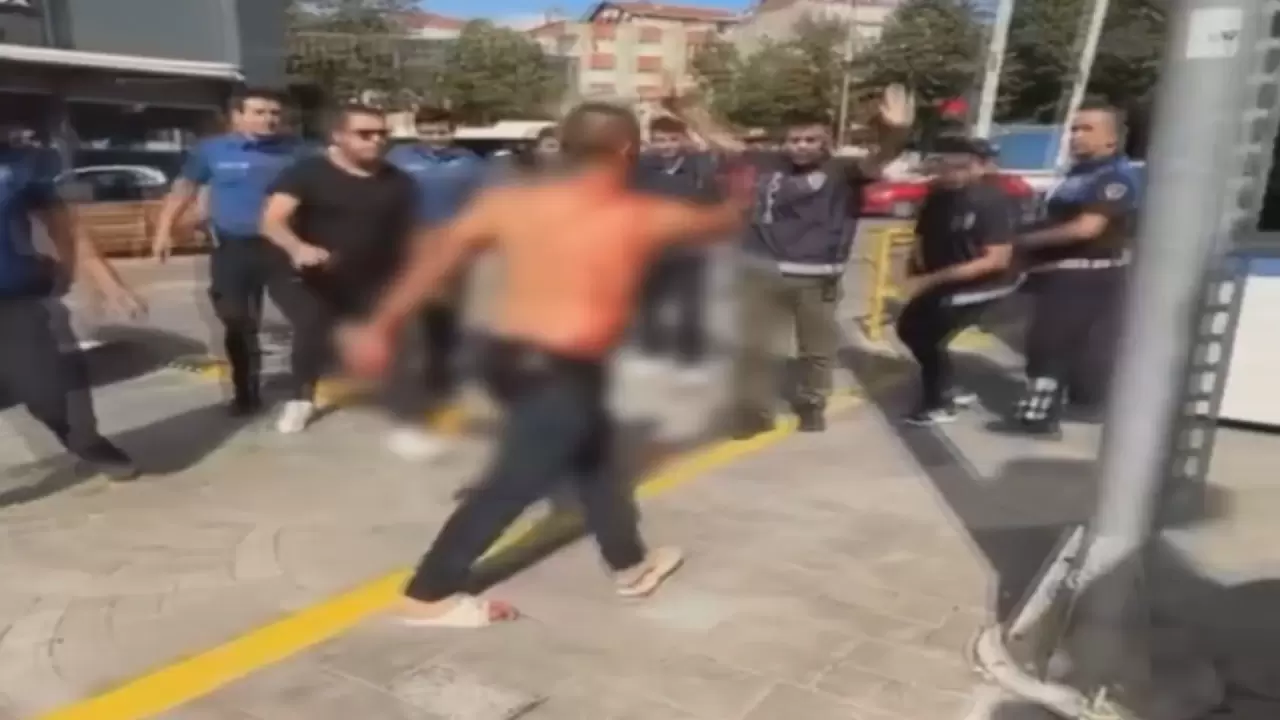 Eşine kızıp Esenler’i birbirine kattı: Bıçakla kendine zarar verip polislere saldırdı 6