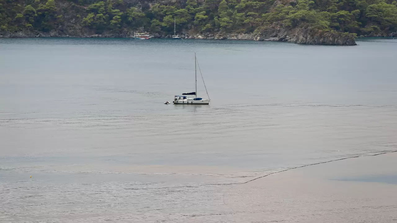 Sağanak Ölüdeniz’in rengini değiştirdi 3
