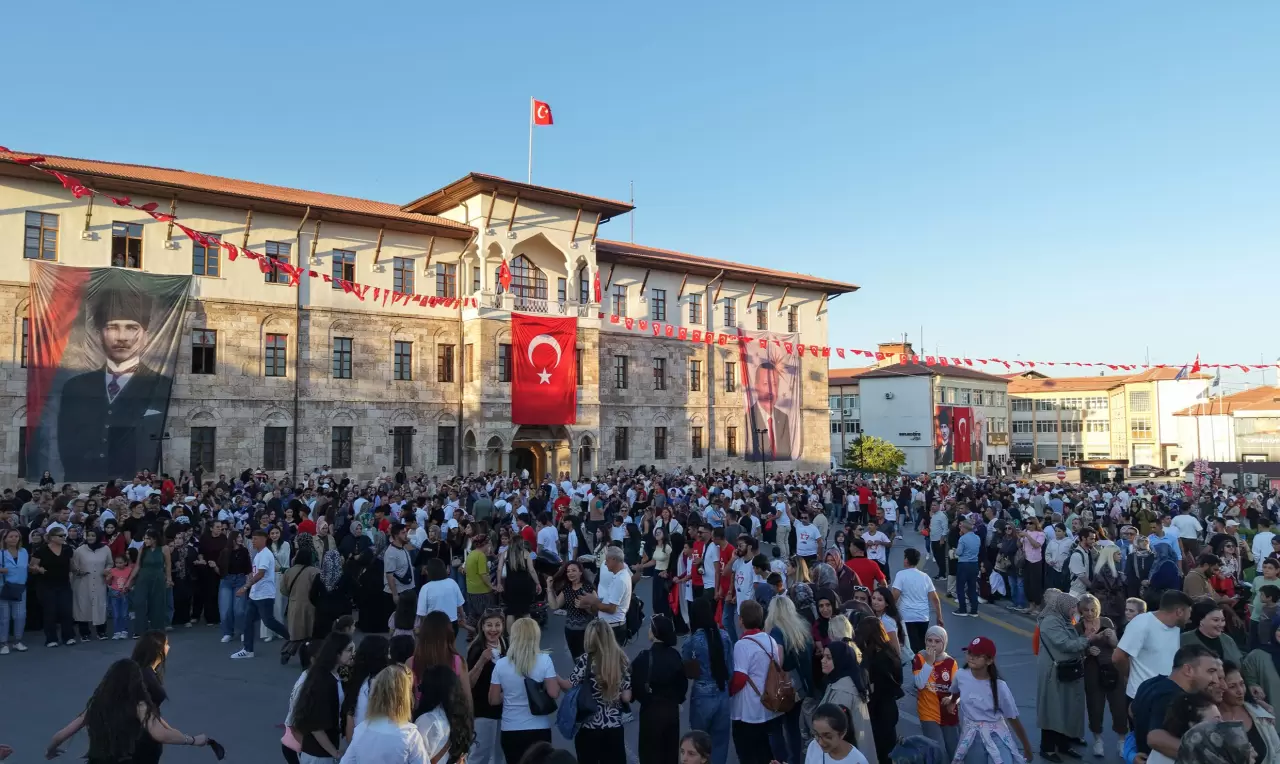Sivas Kongresi coşkusu sokağa taştı: 1058 kişilik halay 1