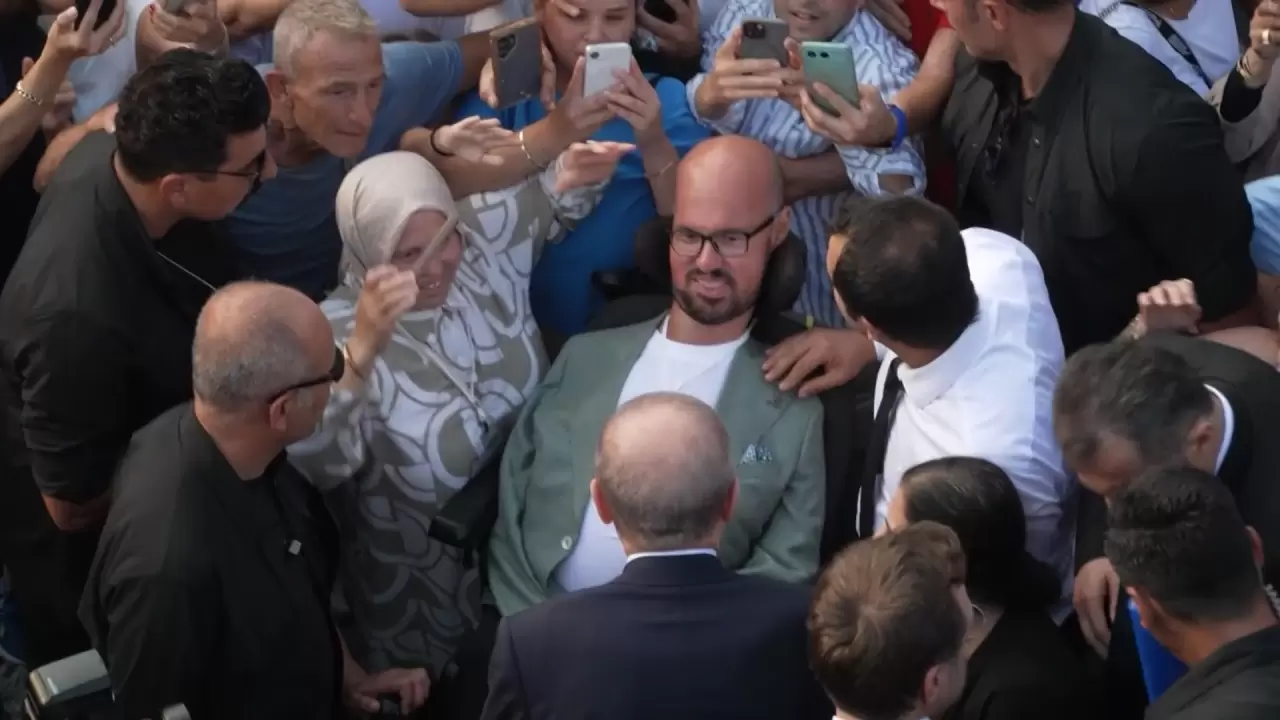 Cumhurbaşkanı Erdoğan engelli genci duygulandırdı 2