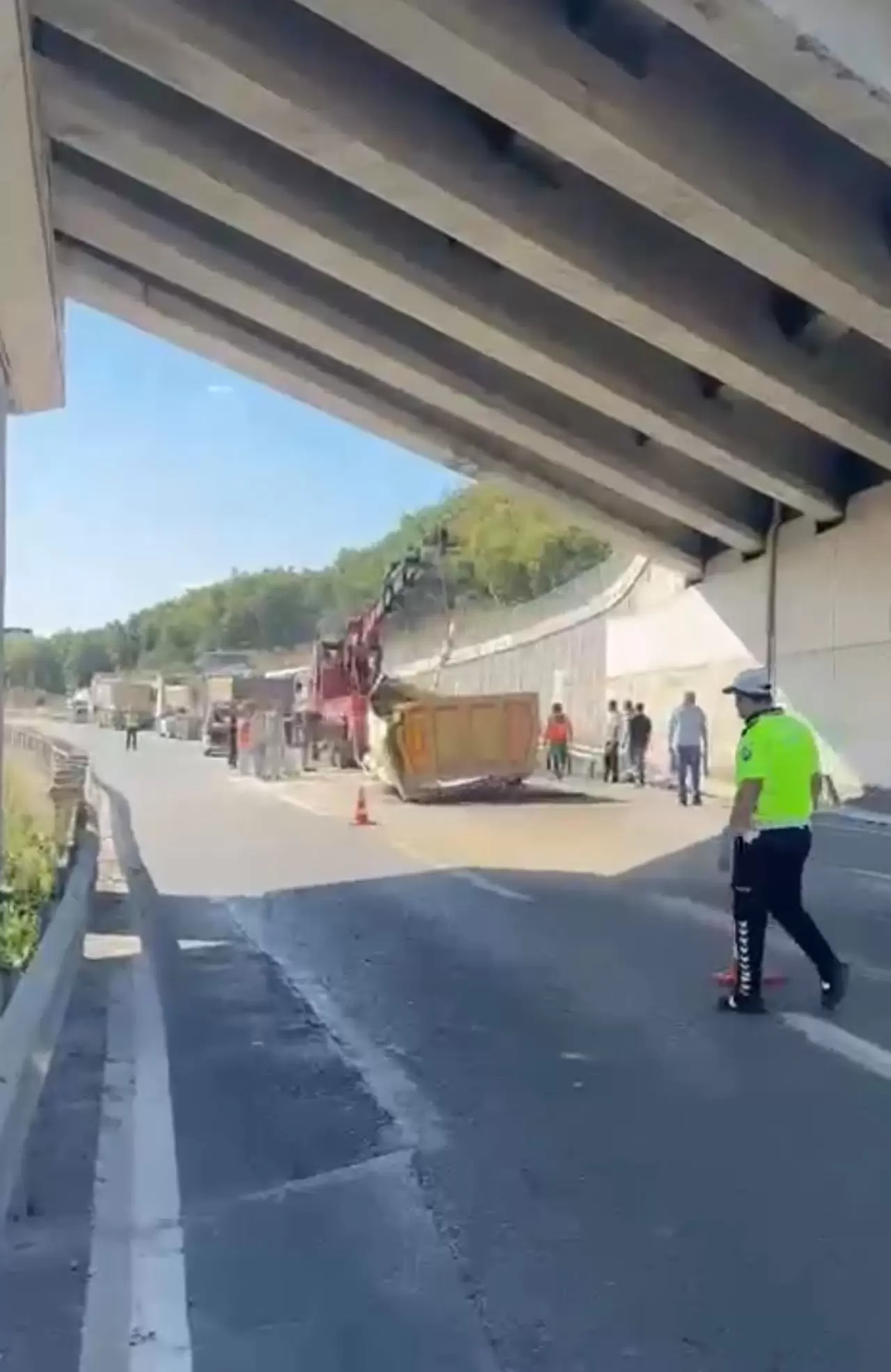 Açık kalan dorse üst geçide çarptı 2