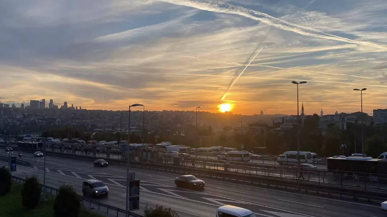Kızılaya boyanan Avrupa Yakası'ndaki gün doğumu kartpostallık manzaralar oluşturdu! 3