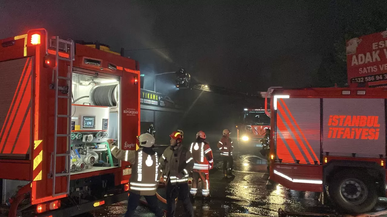 Esenyurt’ta oto lastikçide çıkan yangın büyüdü 6