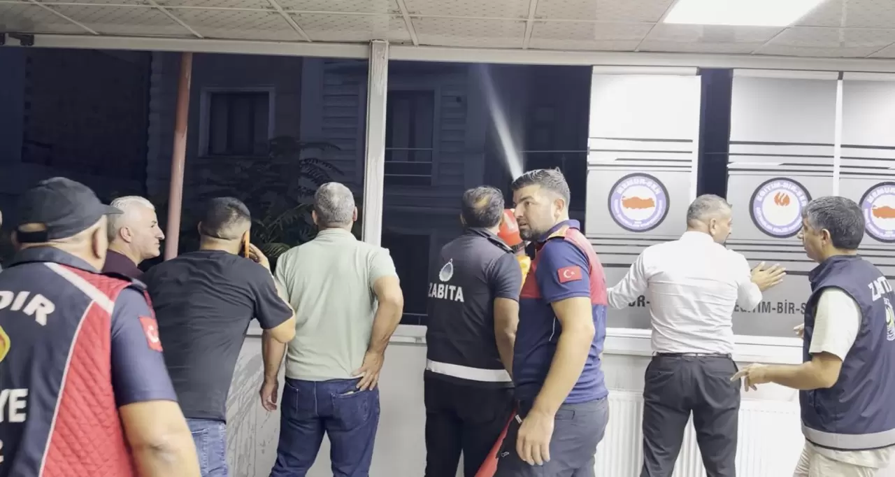 Iğdır'da alevler apartmanı sardı 6