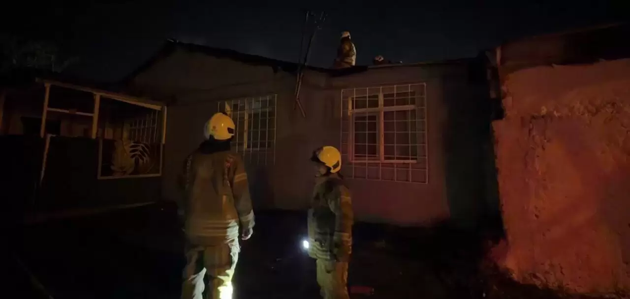 Ümraniye'de alevler 3 gecekonduyu birden sardı 9