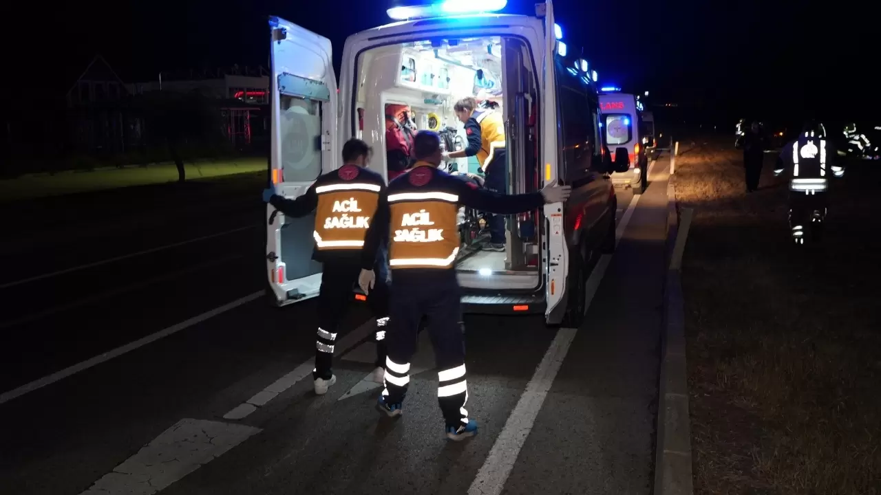 Edirne’de otomobil orta refüje devrildi 1