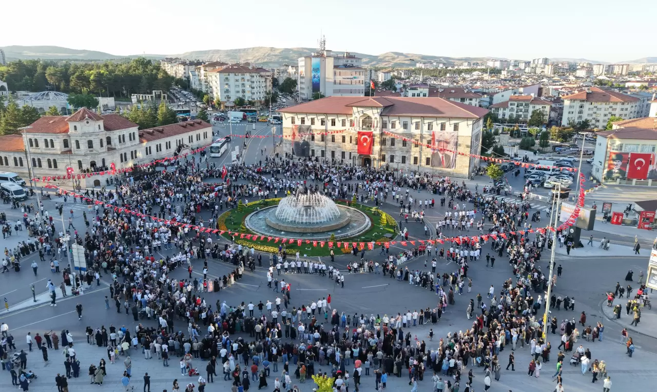 Sivas Kongresi coşkusu sokağa taştı: 1058 kişilik halay 4