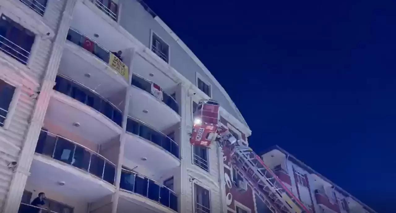Iğdır'da alevler apartmanı sardı 1