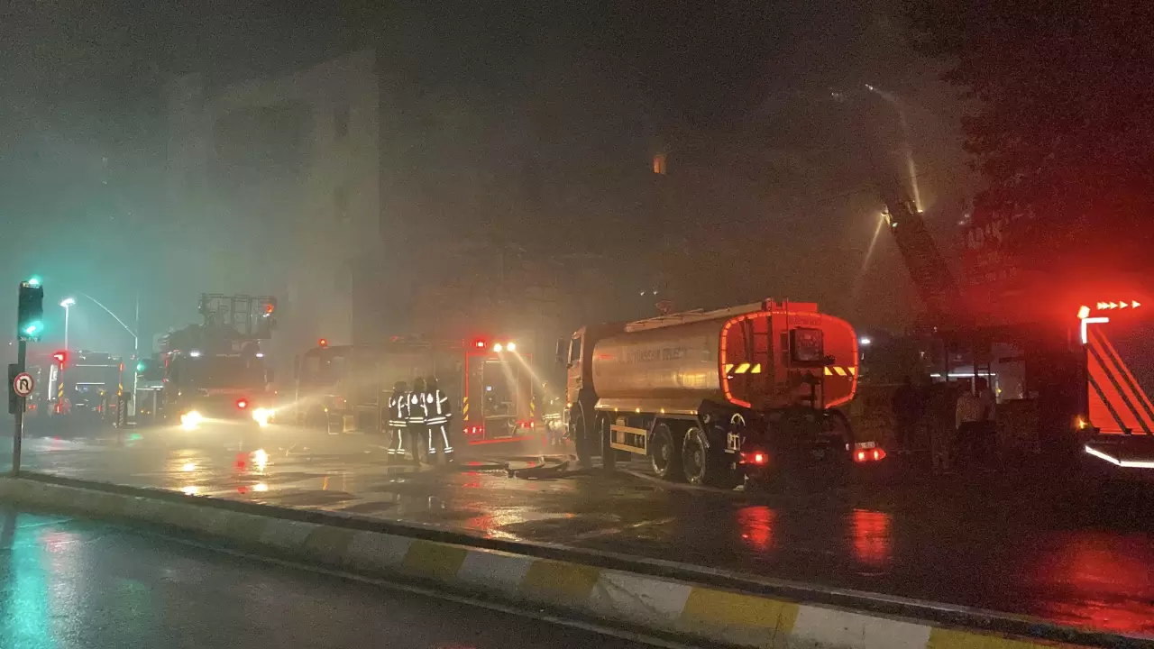Esenyurt’ta oto lastikçide çıkan yangın büyüdü 1