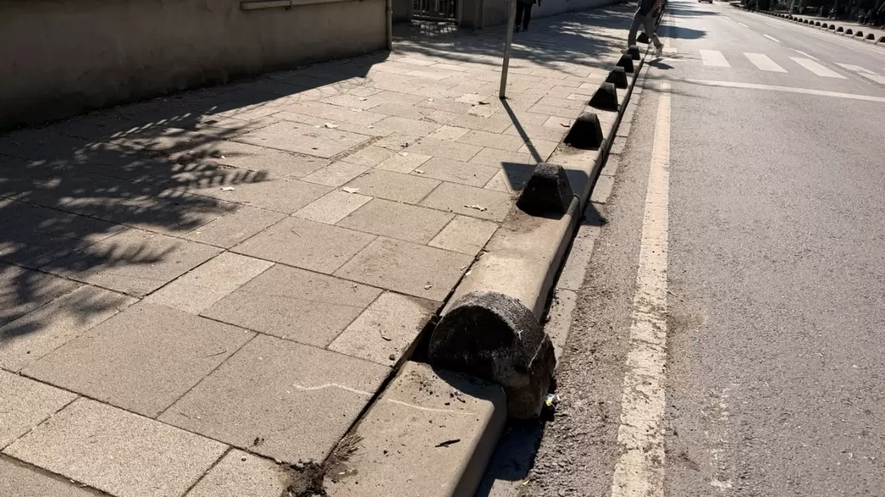 Otomobil 4 öğrenciye çarptı 4