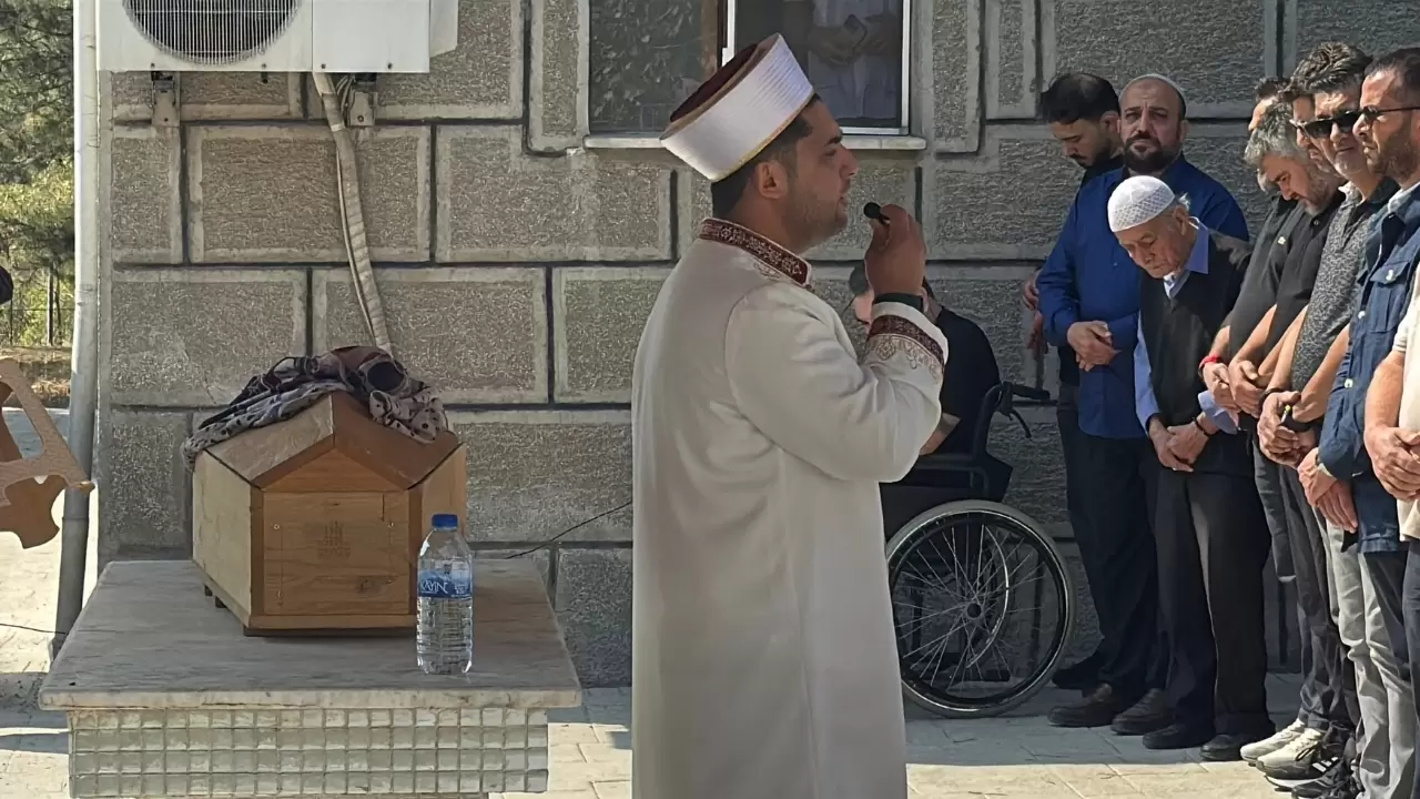 Umay bebeğin cenazesinde yürekleri dağlayan görüntü 1
