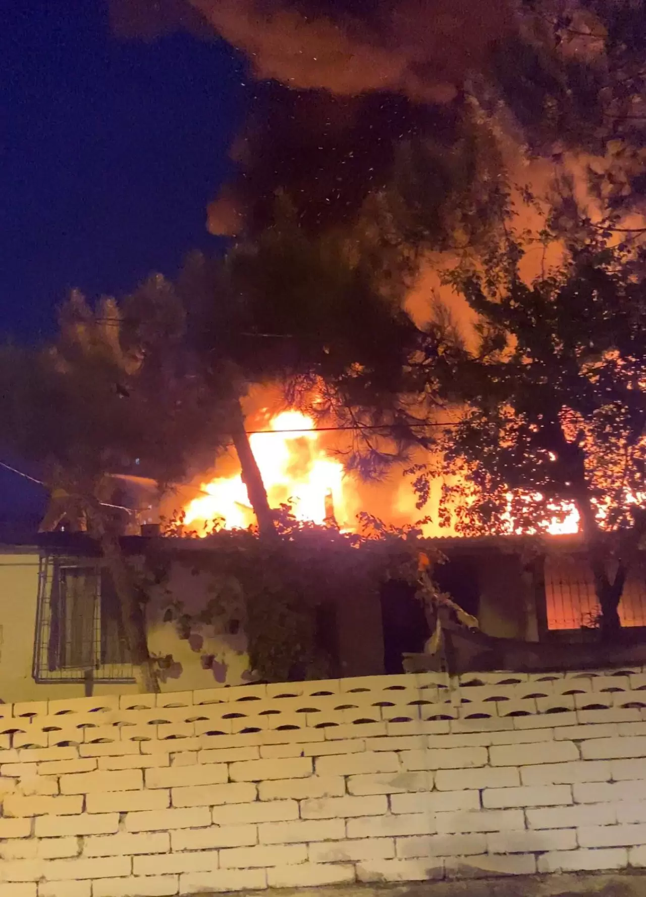 Ümraniye'de alevler 3 gecekonduyu birden sardı 6