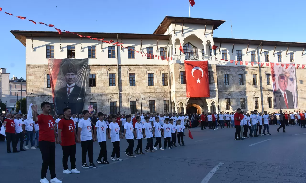 Sivas Kongresi coşkusu sokağa taştı: 1058 kişilik halay 6