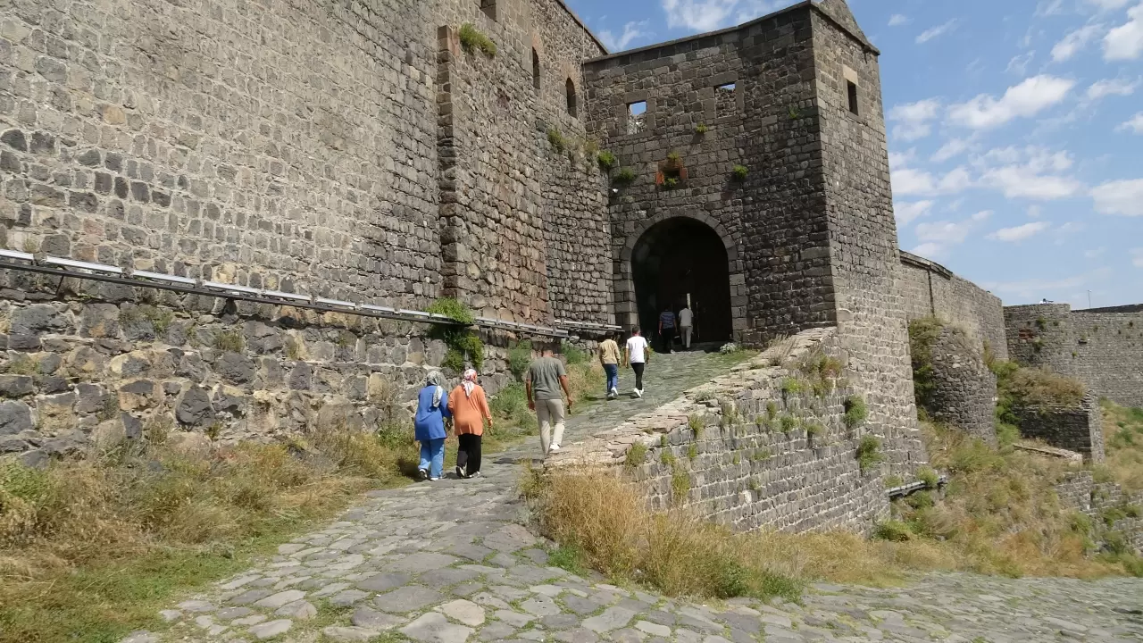 Kars’taki 900 yıllık yapı görenleri hayran bırakıyor! 1