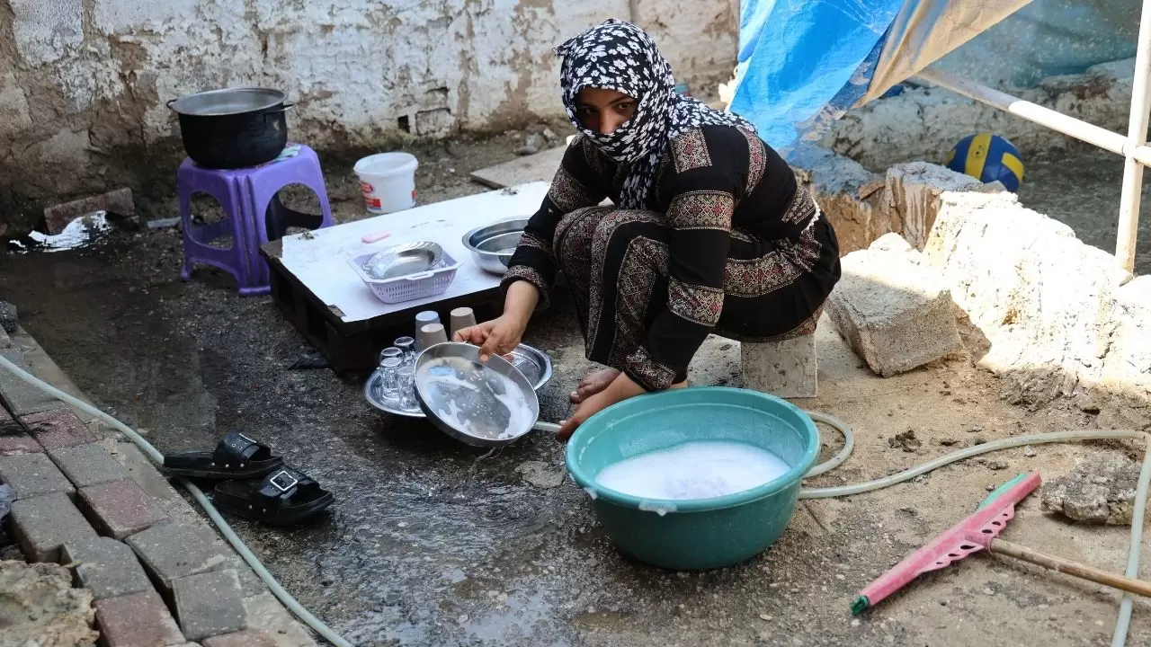 1,2 milyon liralık borçla hayvan pazarı ahırındaki çadıra mahkum oldu! 2