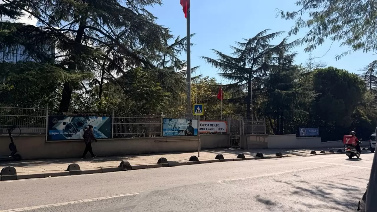 Otomobil 4 öğrenciye çarptı 3