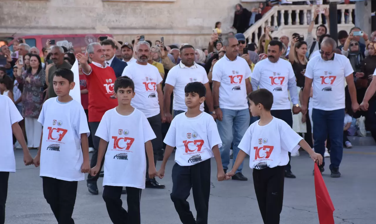 Sivas Kongresi coşkusu sokağa taştı: 1058 kişilik halay 7