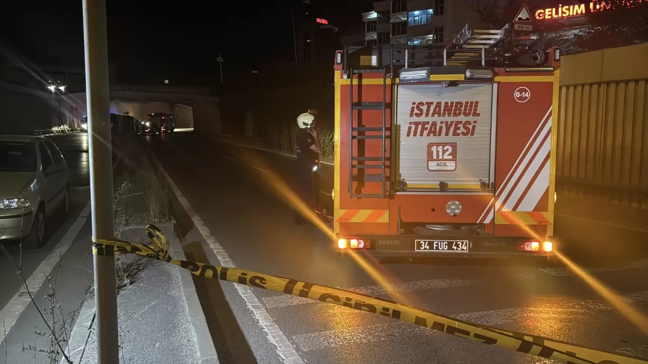 Virajı alamayan İBB asfalt kamyonu alt geçide uçtu, sürücü yaralandı! 6