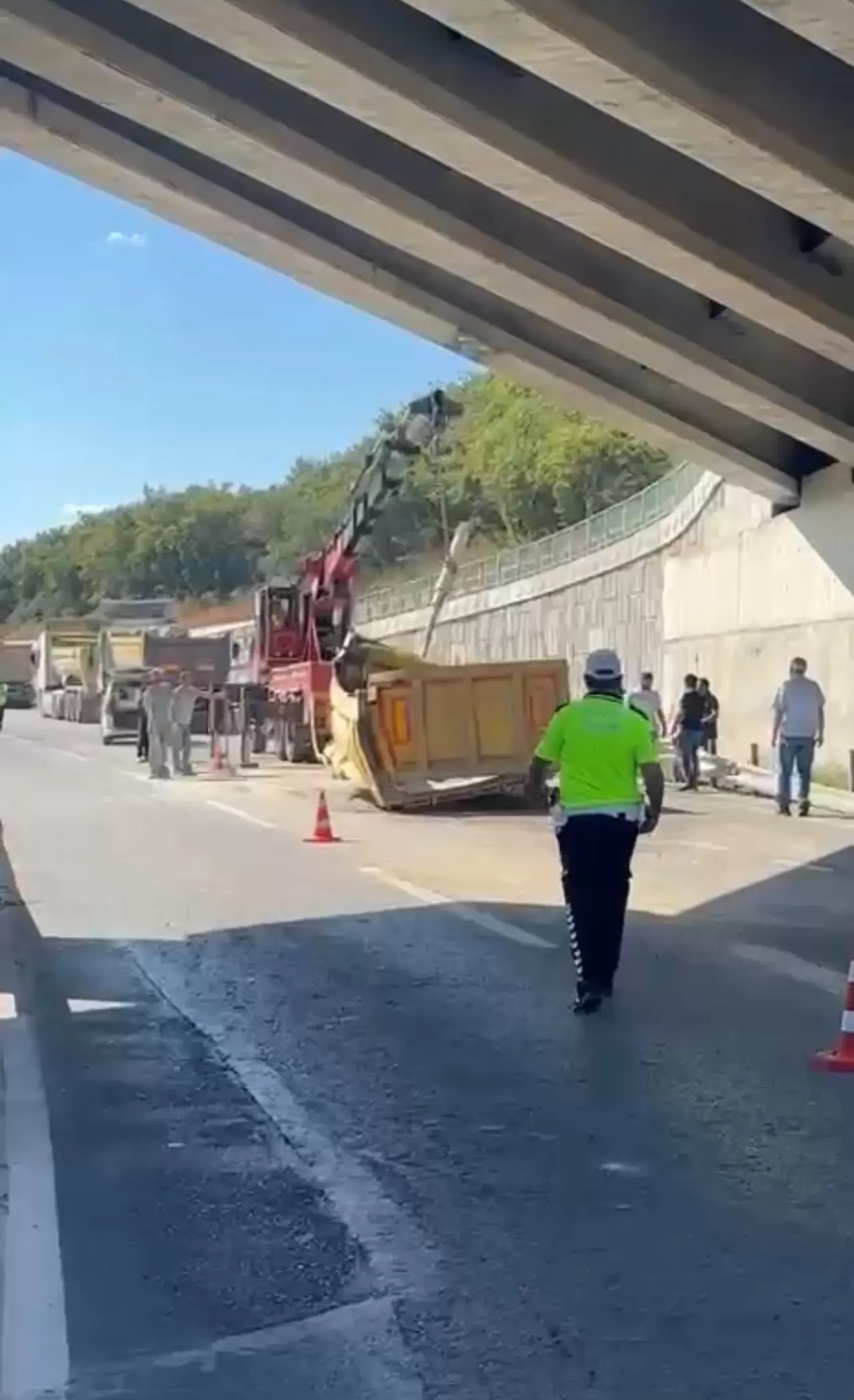Açık kalan dorse üst geçide çarptı 1