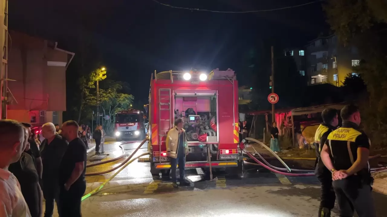 Ümraniye'de alevler 3 gecekonduyu birden sardı 3