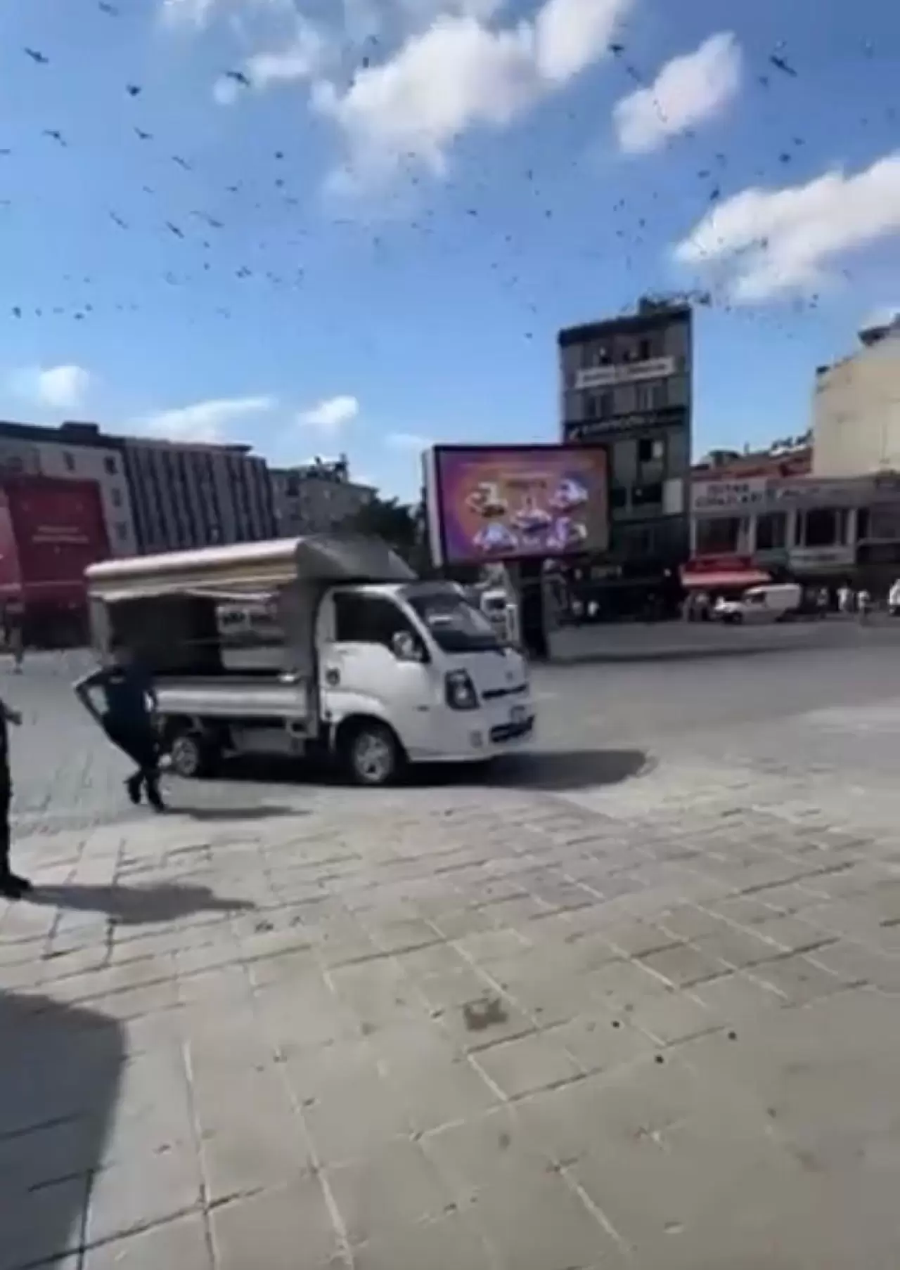 Eşine kızıp Esenler’i birbirine kattı: Bıçakla kendine zarar verip polislere saldırdı 1