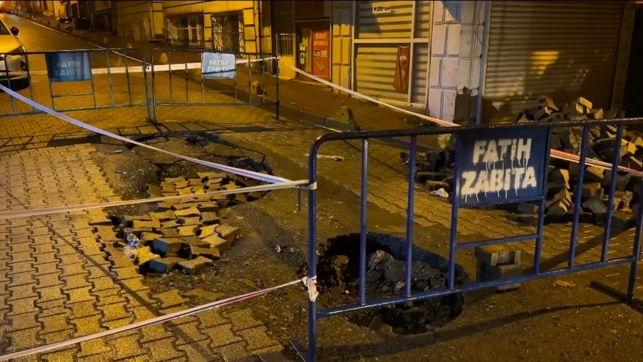 Fatih’te yağmur sonrası yol çöktü 4